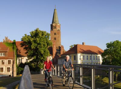 Radfahrer auf der Domstrengbrücke Brandenburg