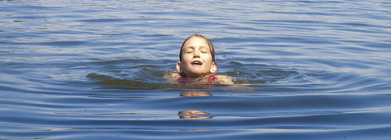 Kind badet in der Havel